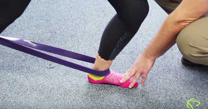 Physiotherapist explains how to to improve the Dorsiflexion of the foot